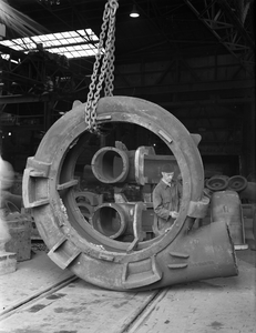 821702 Afbeelding van de fabricage van een centrifugaalpomp bij de N.V. Nederlandse Staalfabrieken DEMKA (Havenweg 7) ...